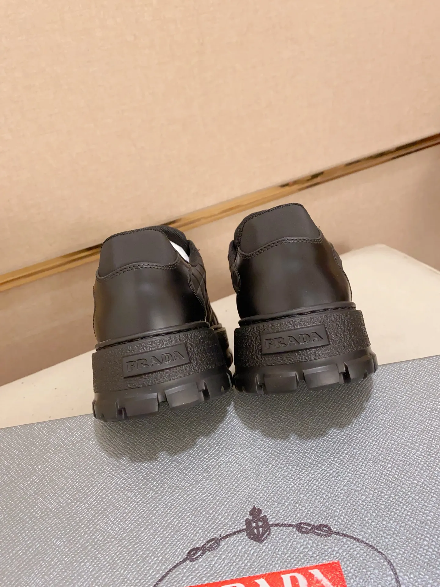 Men's shoes 💰 580💰 ✔️✔️✔️Higher version High-quality new PRADA (Prada) counters are launched simultaneously. The new men's shoes and 😘 fabrics are made of high-tech glue-spraying technology. Lining: Full cowhide lining. 👍🏿 High-end ☄️ Air-cushion molded anti-slip foam outsole, exquisite lines, simple and elegant, comfortable and high-end for leisure travel. Code number: 38 to 44 (45 can be customized and cannot be returned or exchanged)